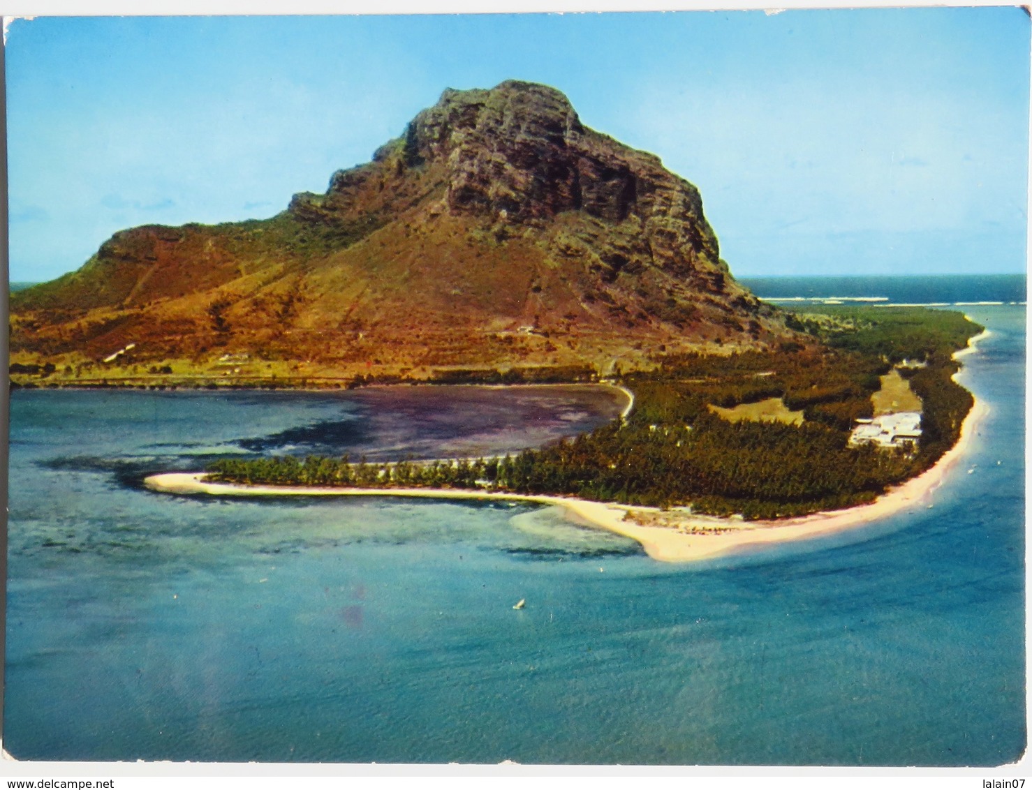 Carte Postale : MAURITIUS, ILE MAURICE : Le Morne Dans L'éblouissante Clarté De Son Lagon - Maurice