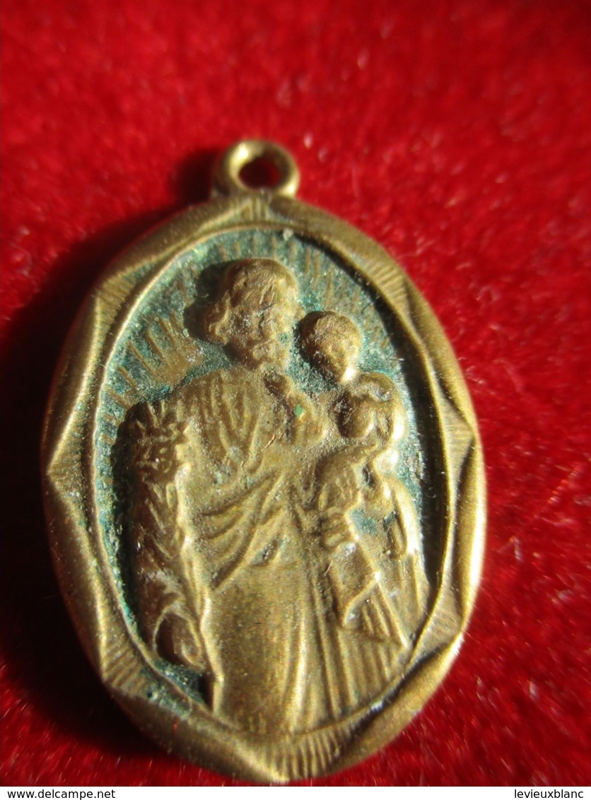 Petite -Médaille Religieuse Ancienne/Médaille De Baptéme ?/ Eglise / à Déterminer/Cuivre/ XXéme    CAN825 - Religion & Esotérisme