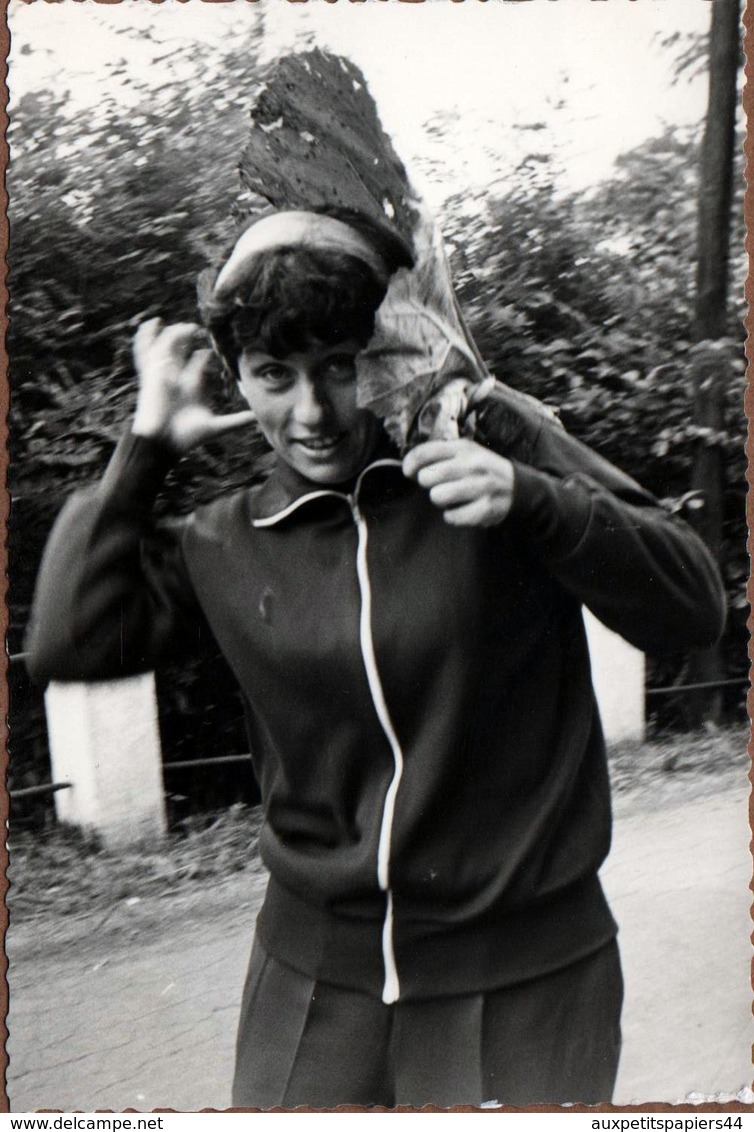 Amusante Photo Originale Portrait De Femme Sous La Pluie S'Abritant Avec Une énorme Feuille Végétale Vers 1960/70 - Pin-ups