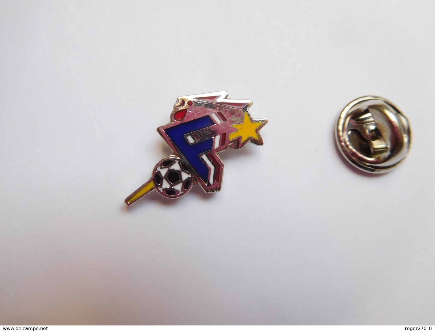 Superbe Pin's En EGF , Football , FFF , Fédération Française De Football , Signé A.B. , Arthus Bertrand ?? - Fútbol