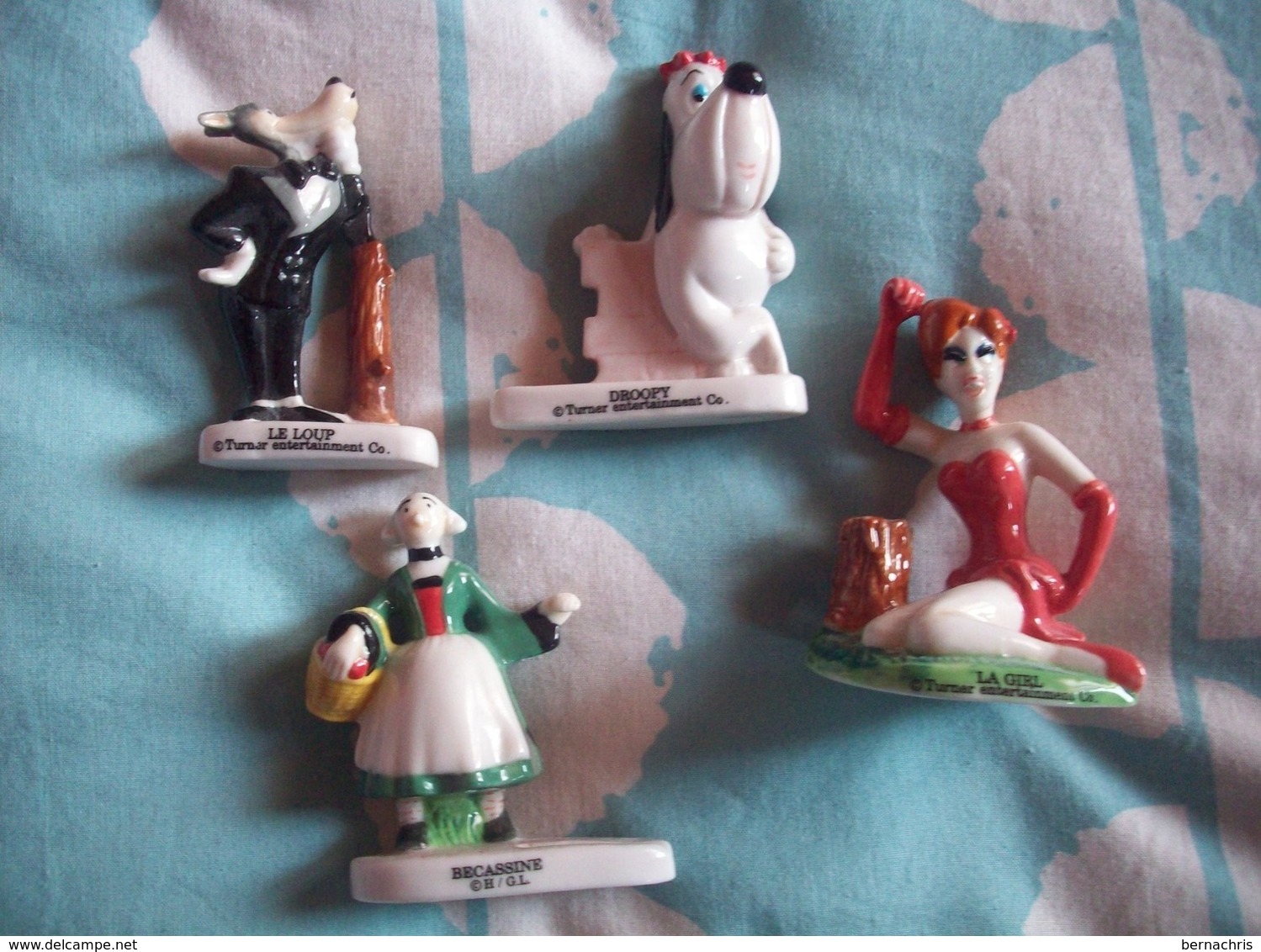 LOT DE 4 FÈVES - PRÉSENTOIR EN PORCELAINE - PORTE CARTE  LE LOUP -  LA GIRL - BÉCASSINE - DROOPY - Autres & Non Classés