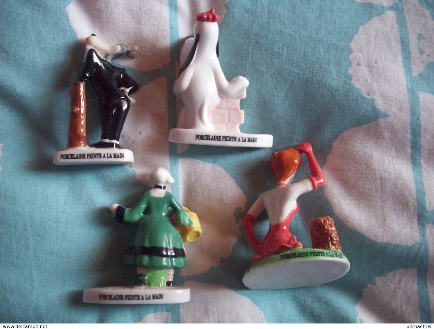 LOT DE 4 FÈVES - PRÉSENTOIR EN PORCELAINE - PORTE CARTE  LE LOUP -  LA GIRL - BÉCASSINE - DROOPY - Autres & Non Classés