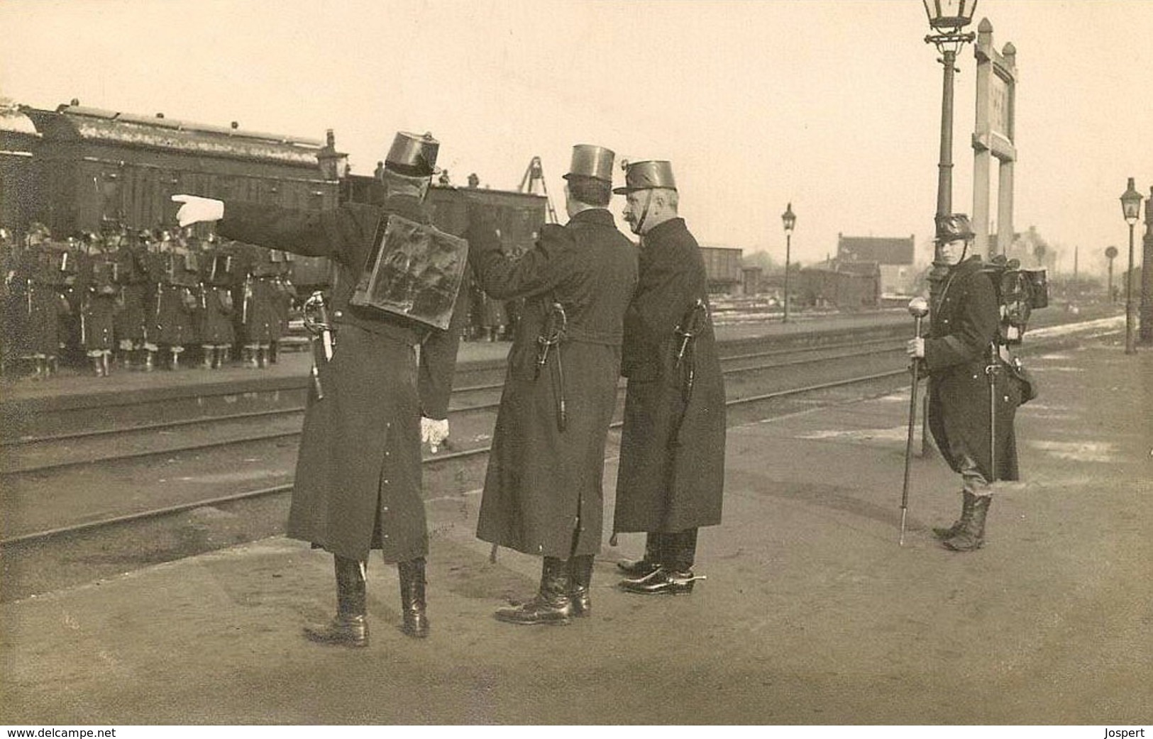 RPCP :  YPRES, IEPER , YPER,  Soldaten Op Het Station, Soldats à La Gare, 1913, Photo Of Old Postcard, 2 Scans - Guerra, Militares