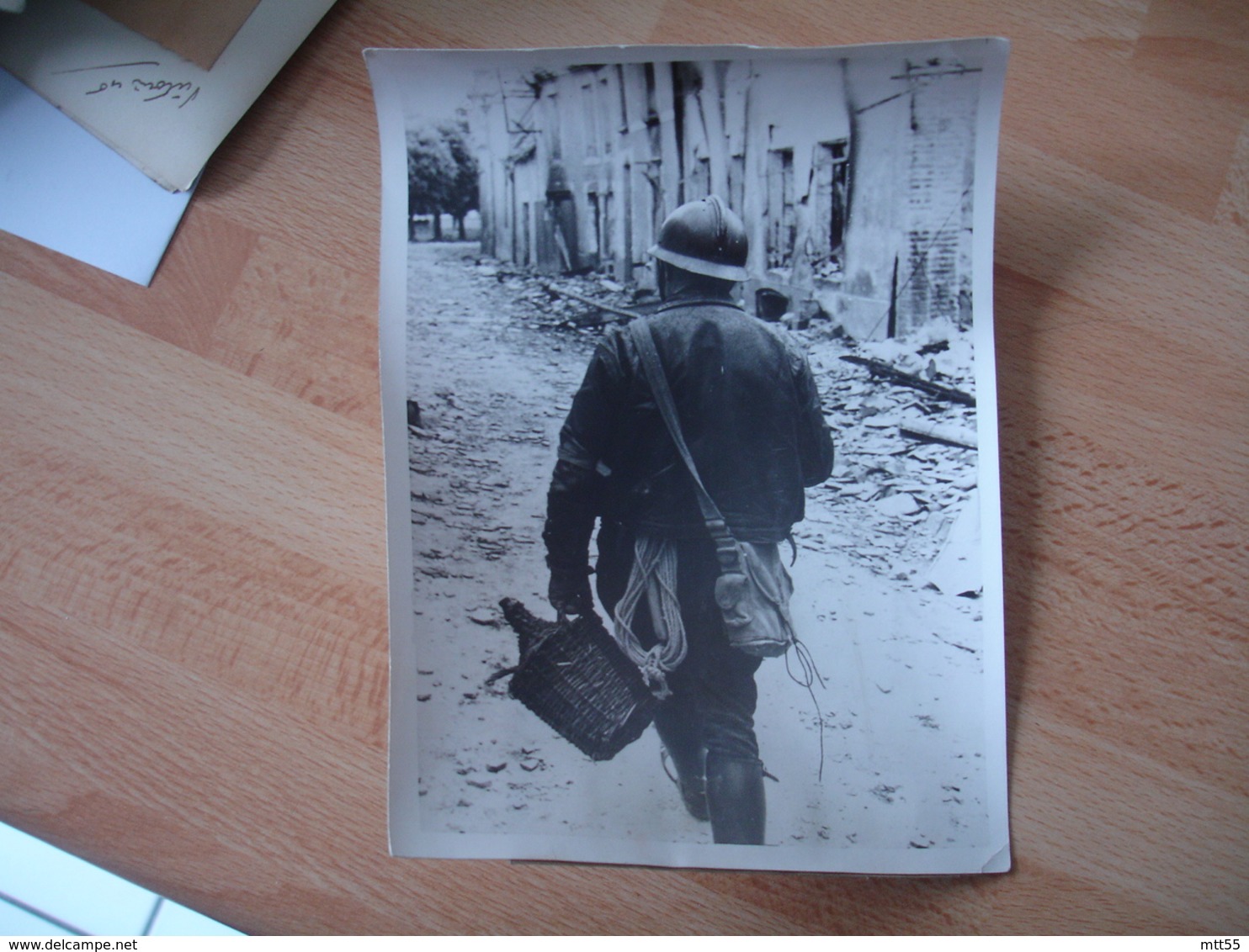 Guerre 39.45 Photo De Presse Argentan  Le Conservateur Du Musee  Recherche Sinistre - Guerre, Militaire