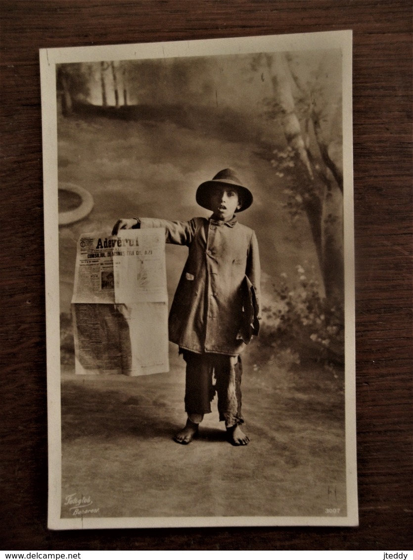 Oude Fotopostkaart  Jongen Met Krant   Editura AD.  MAIER &  D. STERN BUCURESTI  ROMANIA - Roumanie