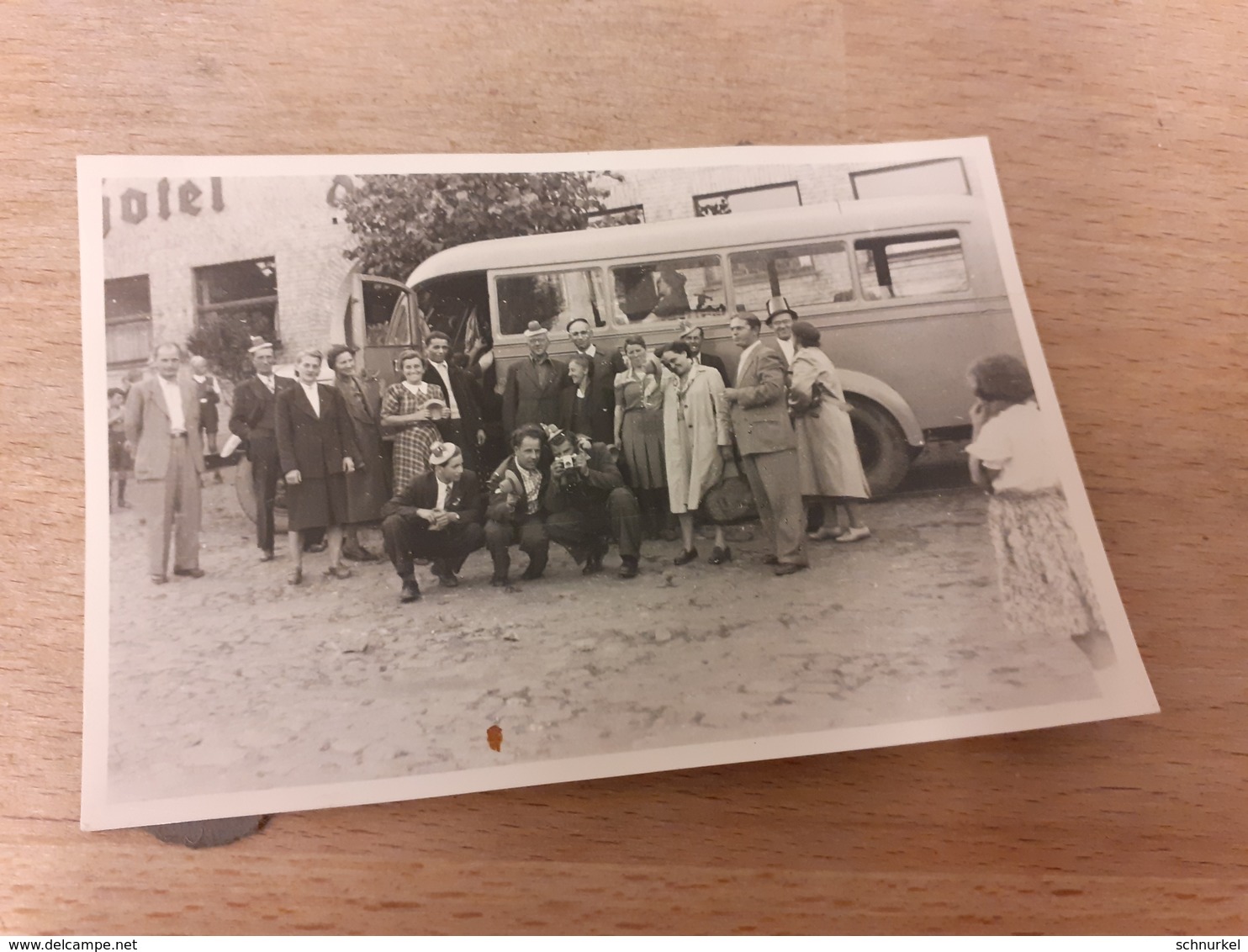 DEUTSCHE AUSFLUGSGESELLSCHAFT DAZUMAL - LUSTIGER TREFF VOR EINSTEIGEN - HOTEL - OLDTIMER-BUS - 40er - Automobile