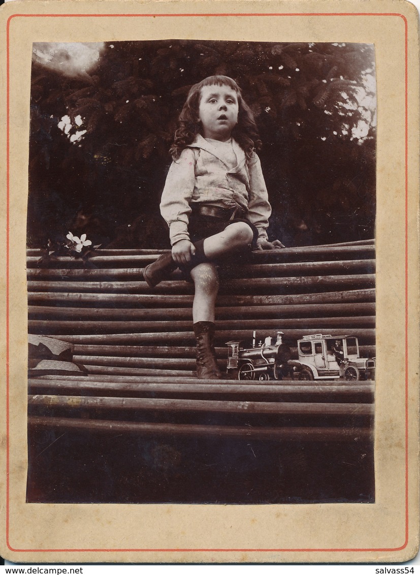 Photo Amateur - Portrait D'enfant Avec Ses Jouets Locomotive / Voiture (Ca 1900 / 1910) - 2 Scans - Oud (voor 1900)