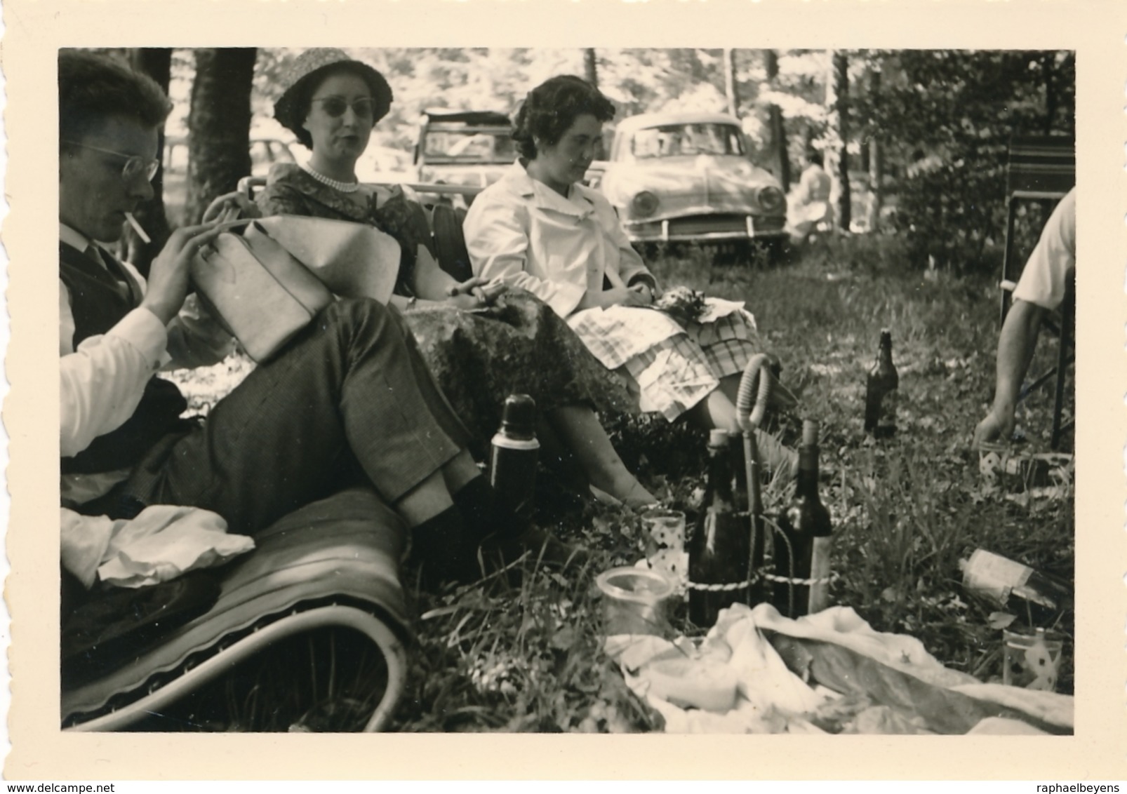 Snasphot Picnic Pique Nique Animée Voiture Ancienne Alcool Vin Bière Détente - Anonieme Personen