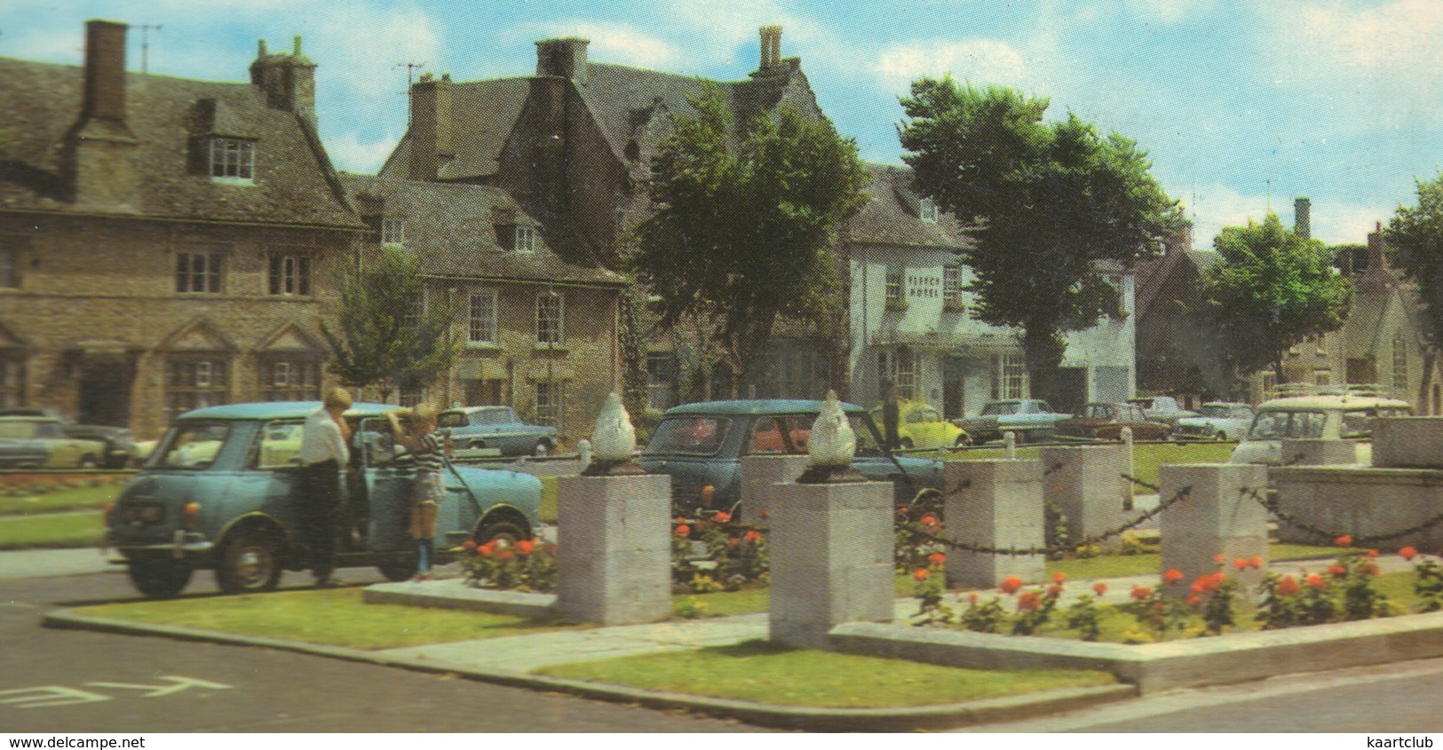 Witney: 3x AUSTIN MORRIS MINI - War Memorial And Church Green - (England) - Turismo