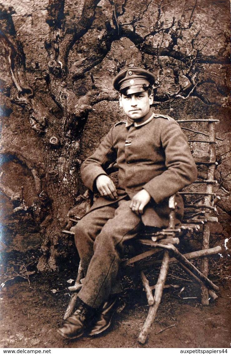 Carte Photo Originale Guerre 1914/18 Portrait De Poilu Allemand Sur Fauteuil De Bois Fabriqué En Tranchée - Guerre, Militaire