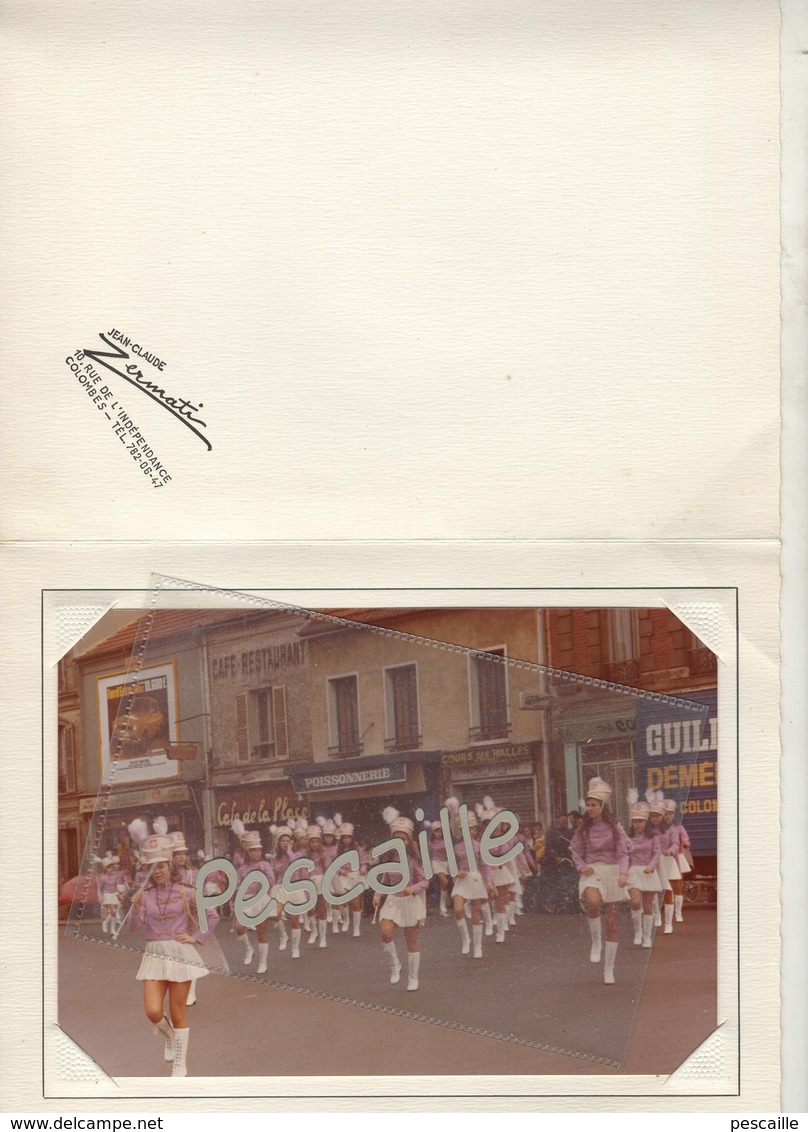 PHOTOGRAPHIE COULEURS D'UN GROUPE DE MAJORETTES - JEAN-CLAUDE ZERMATI PHOTOGRAPHE COLOMBES - PHOTO 17.5 X 12.5 Cm - Lieux