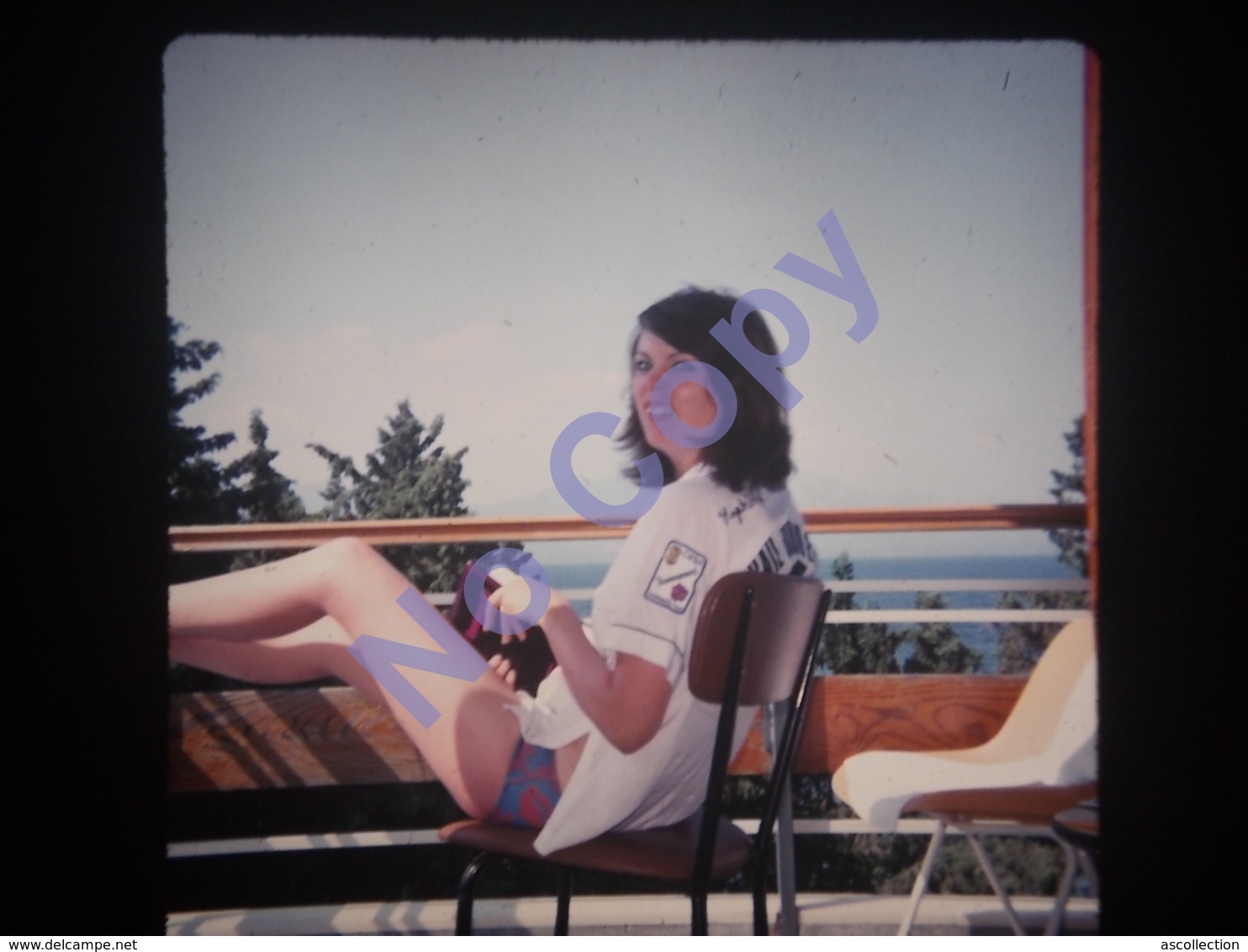 Diapositive Amateur Slide 1975 Jeune Femme Relax Souriante Sur Le Balcon En Slip De Bain - Diapositives