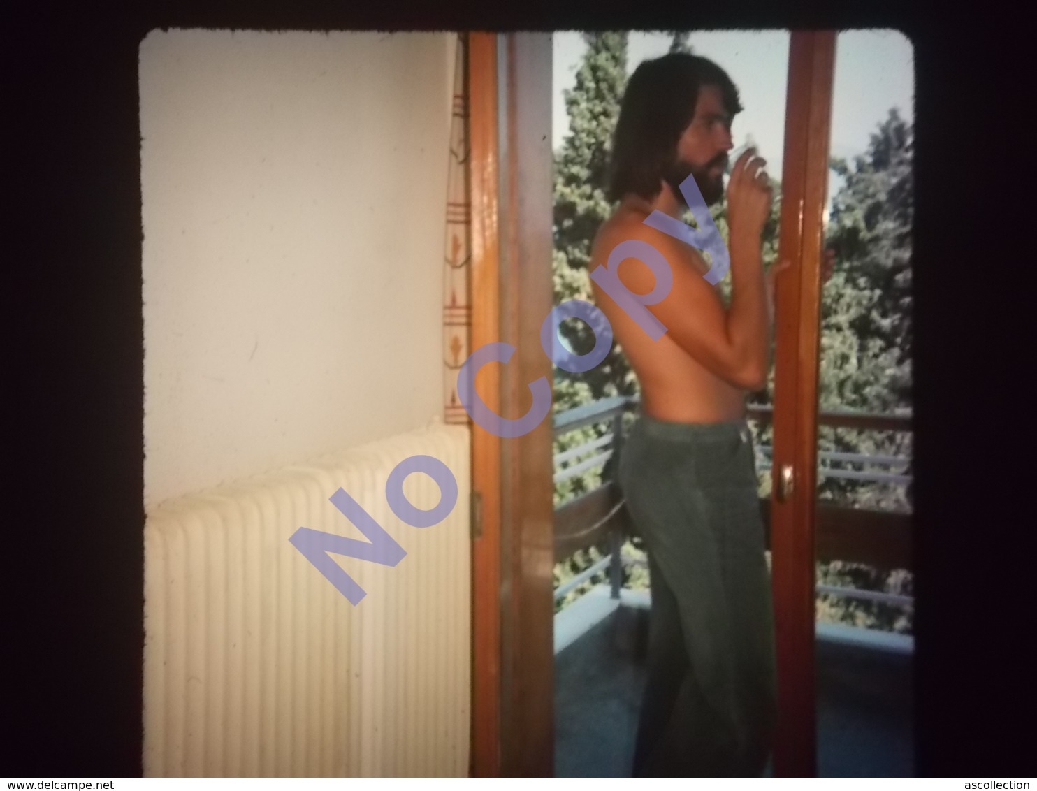 Diapositive Amateur Slide 1975 Jeune Tors Nu Sur Le Balcon - Diapositives