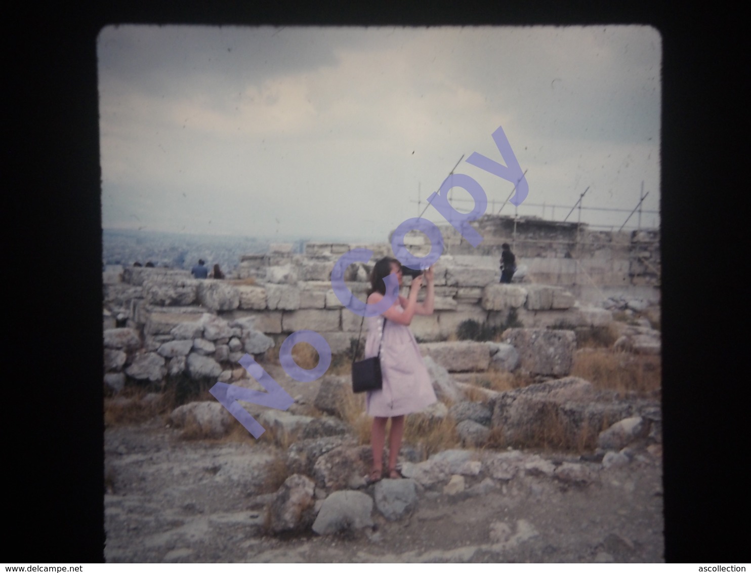 Diapositive Amateur Slide 1975 Jeune Femme Robe Au Vent Film Avec Sa Camera, Ruines De Oropos Grece - Diapositives