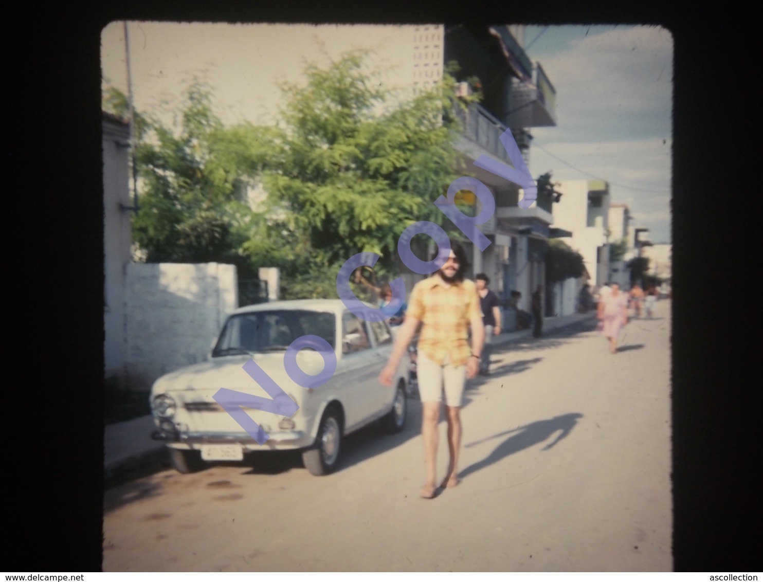 Diapositive Amateur Slide 1975 Jeune Homme Au Bermuda à Coté D Une Voiture Fiat ? Environs De Oropos Grece - Diapositives