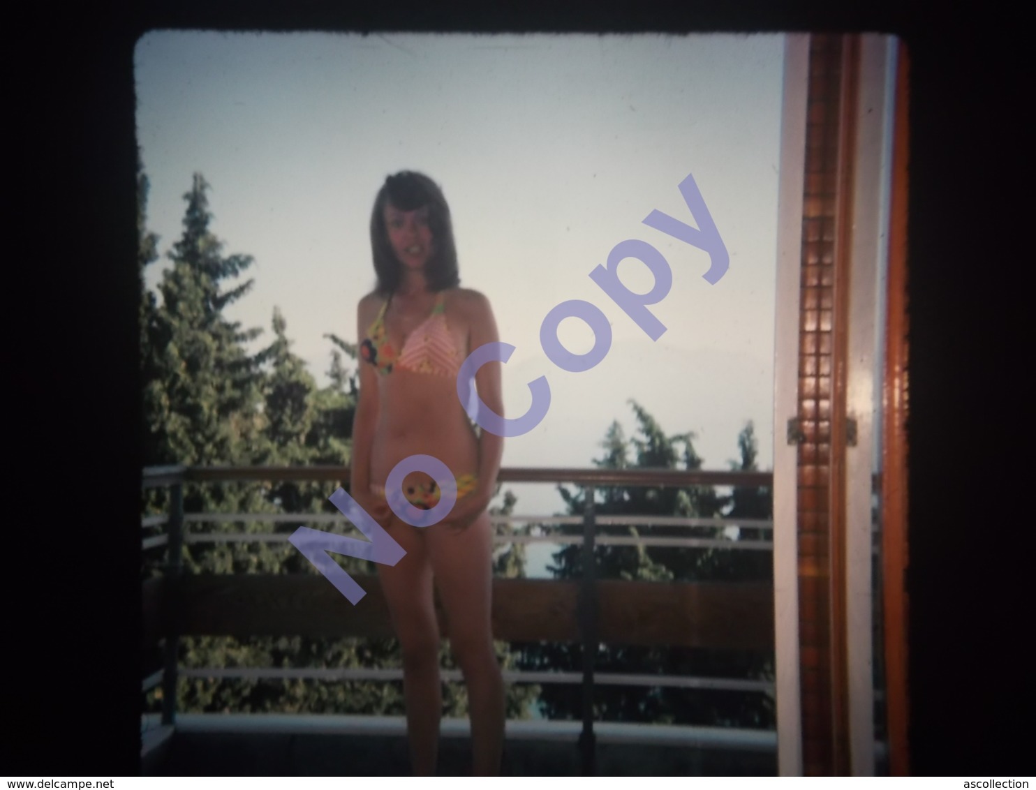 Diapositive Amateur Slide 1975 Jeune Femme Au Maillot De Bain à Fleurs Pose Sur Le Balcon De L Hotel - Diapositives