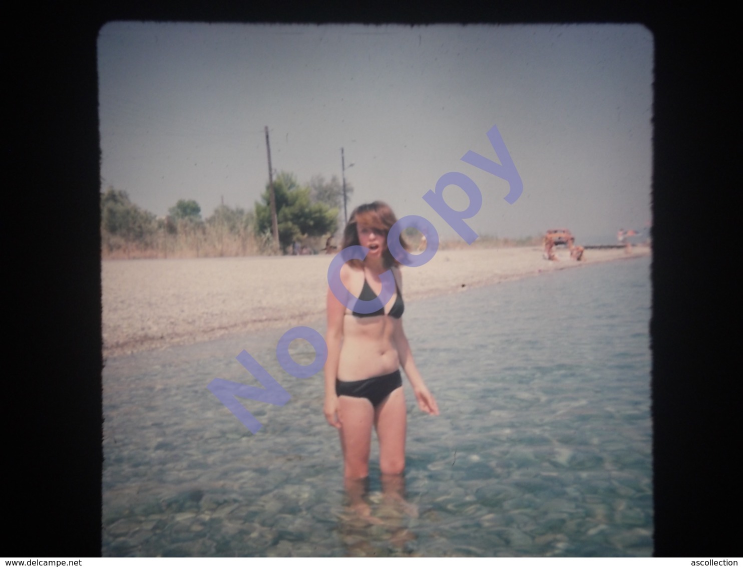 Diapositive Amateur Slide 1975 Jeune Femme Au Maillot De Bain Rentre Dans L Eau - Diapositives