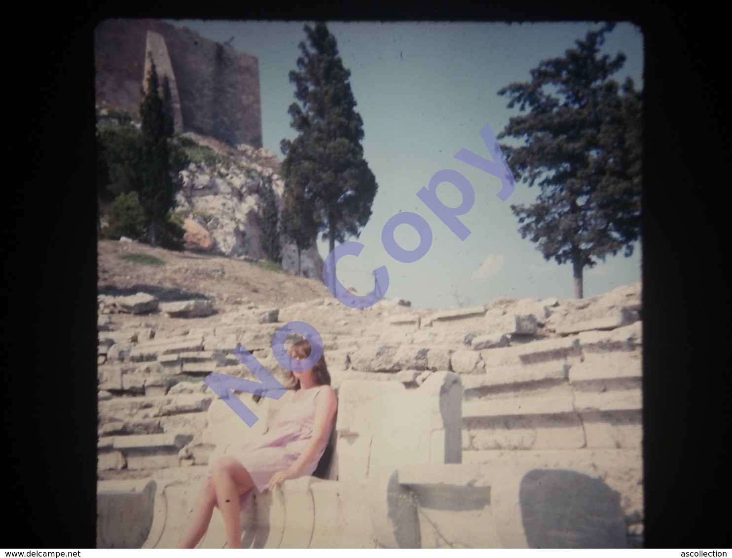 Diapositive Amateur Slide 1975 Jeune Femme En Robe Dans Les Ruines Oropos - Diapositives