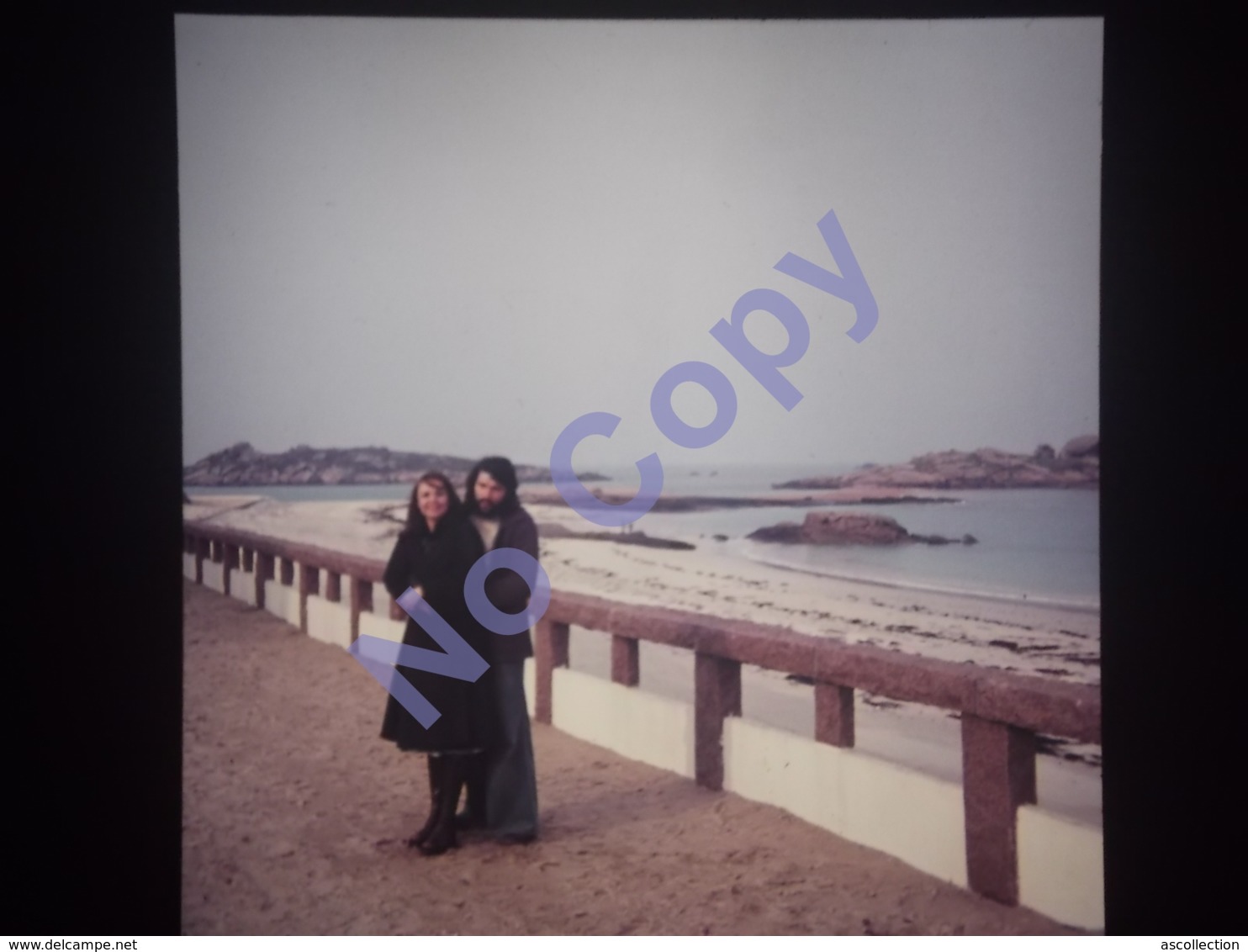 Diapositive Amateur Slide 1975 Couple En Bords De Mer Bretagne - Diapositives