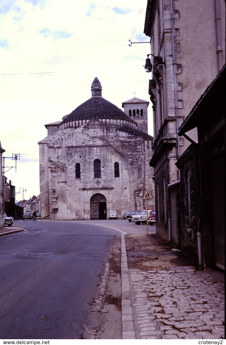 Photo Diapo Diapositive Slide Périgueux Eglise En 1969 Renault 4L R8 Peugeot 404 VOIR ZOOM - Diapositives