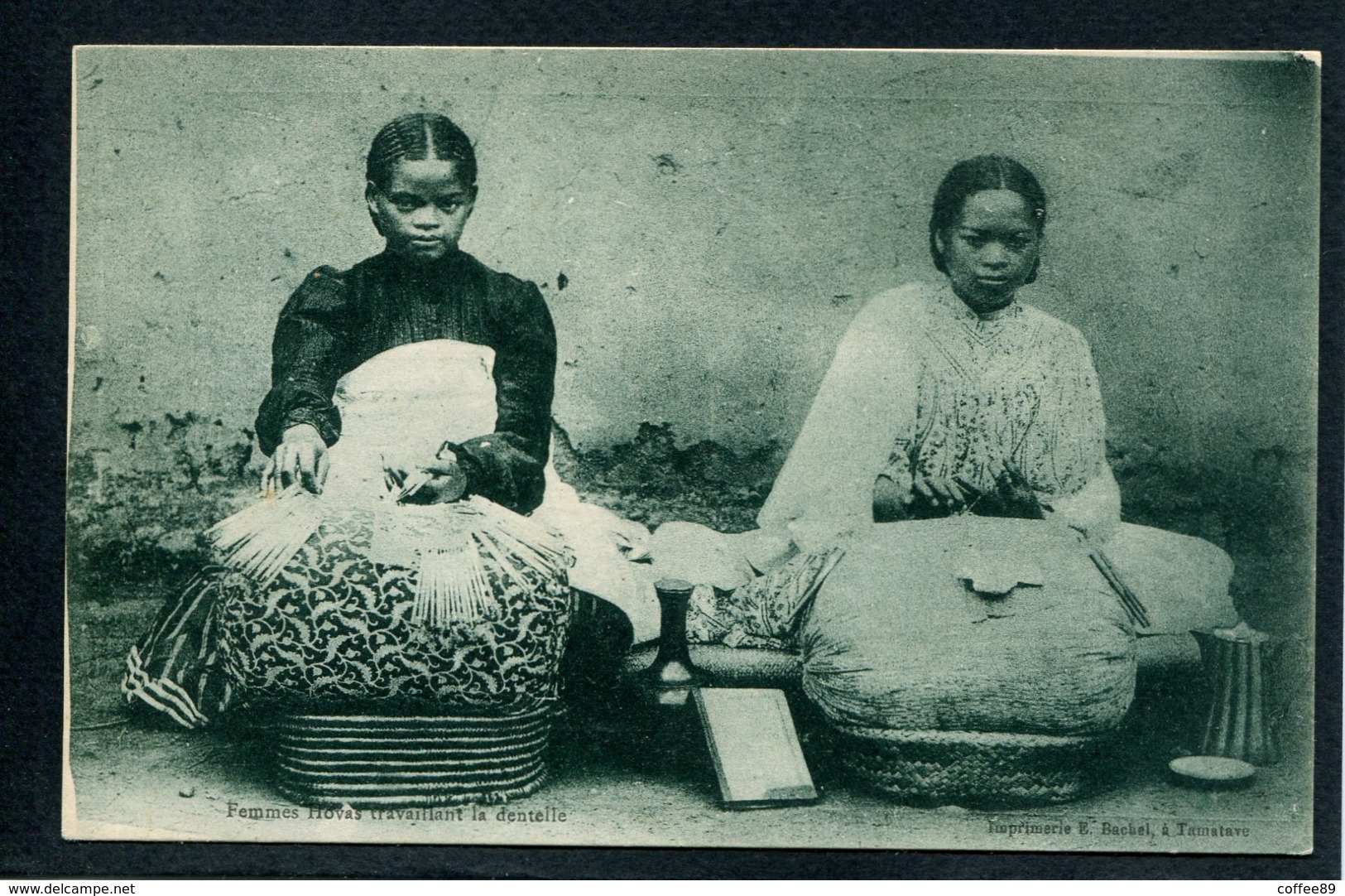 MADAGASCAR - Femmes Hovas Travaillant La Dentelle - Dentellières - Madagascar