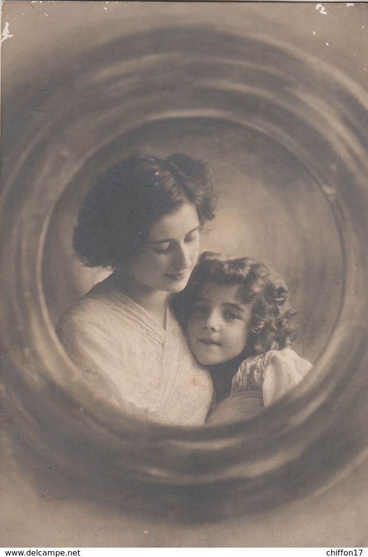 CPA  FILLETTE Et Sa Maman  GRETE REINWALD - Portraits