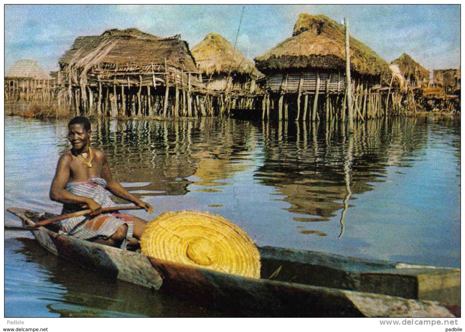 Carte Postale Afrique Benin  Dahomey  Jeune Fille En Pirogue Trés Beau Plan - Benin