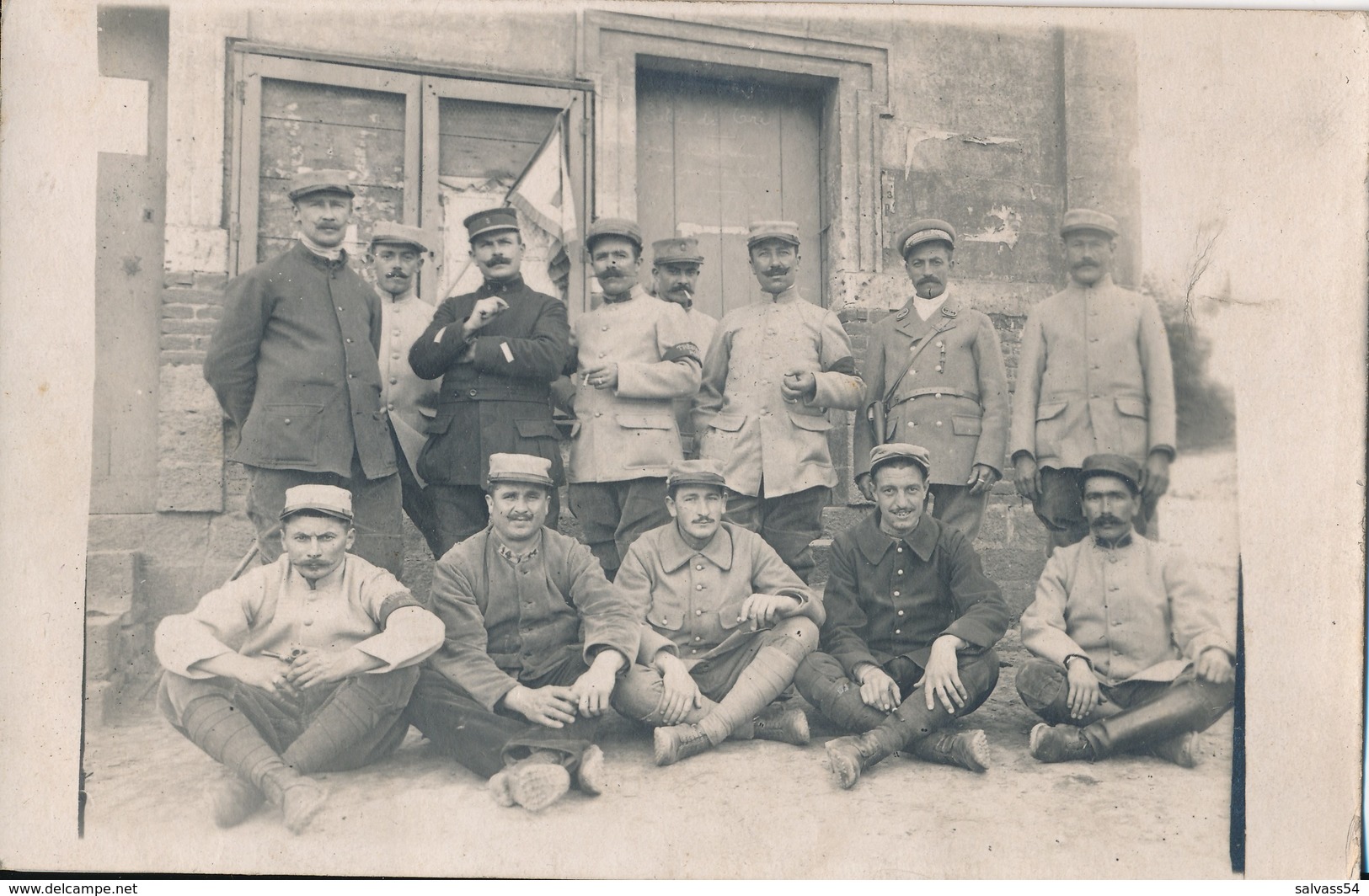 Carte-Photo : Militaires Et Un Préposé Des Postes - Sur La Casquette "Trésor Et Postes" - Oorlog, Militair