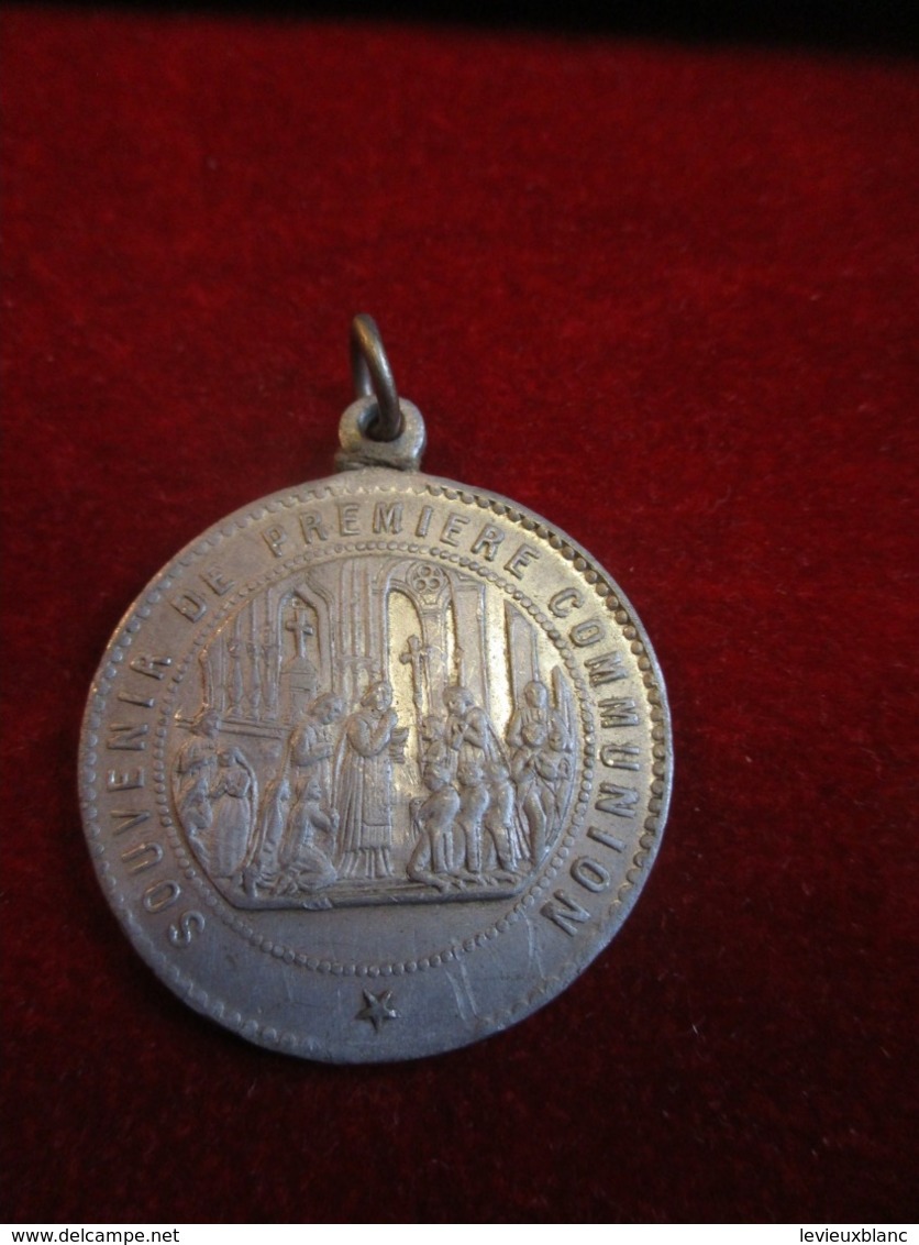 Médaille Religieuse  Ancienne / Souvenir De Premiére Communion/Ciboire / Aluminium/  Fin XIXéme              CAN831 - Religion & Esotericism