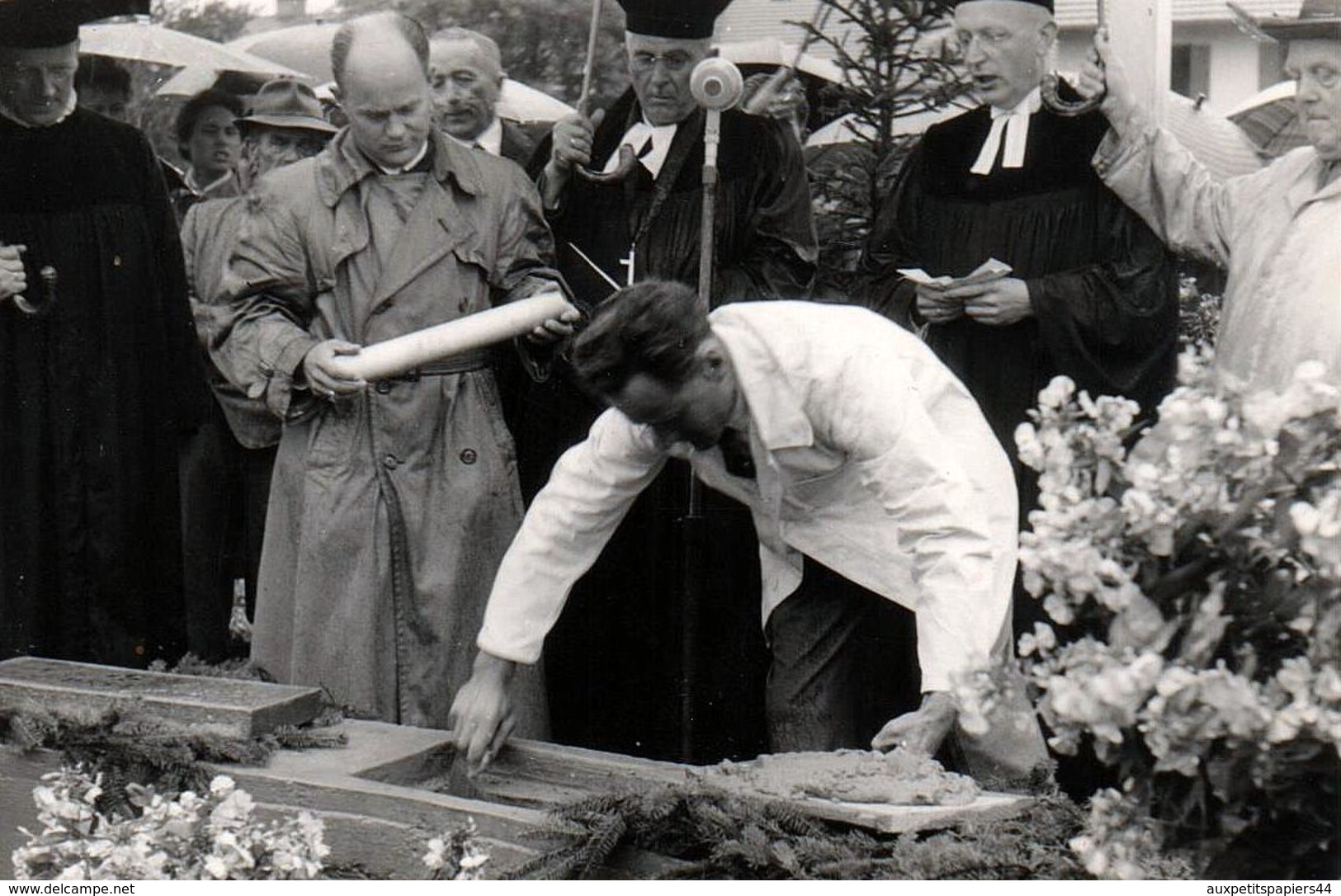 Photo Originale Scellage De Tombe & Ciment Pour Cérémonie Religieuse Protestante Vers 1960 - Enterrement - Métiers