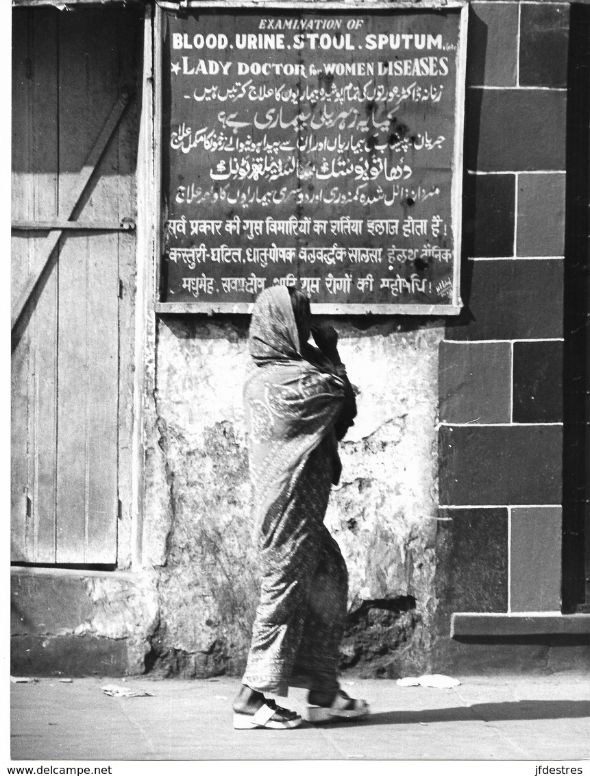 Photo Inde Calcutta Panneau Publicitaire D'une Prétendue Femme Médecin Pour Femmes... Photo Vivant Univers - Lieux