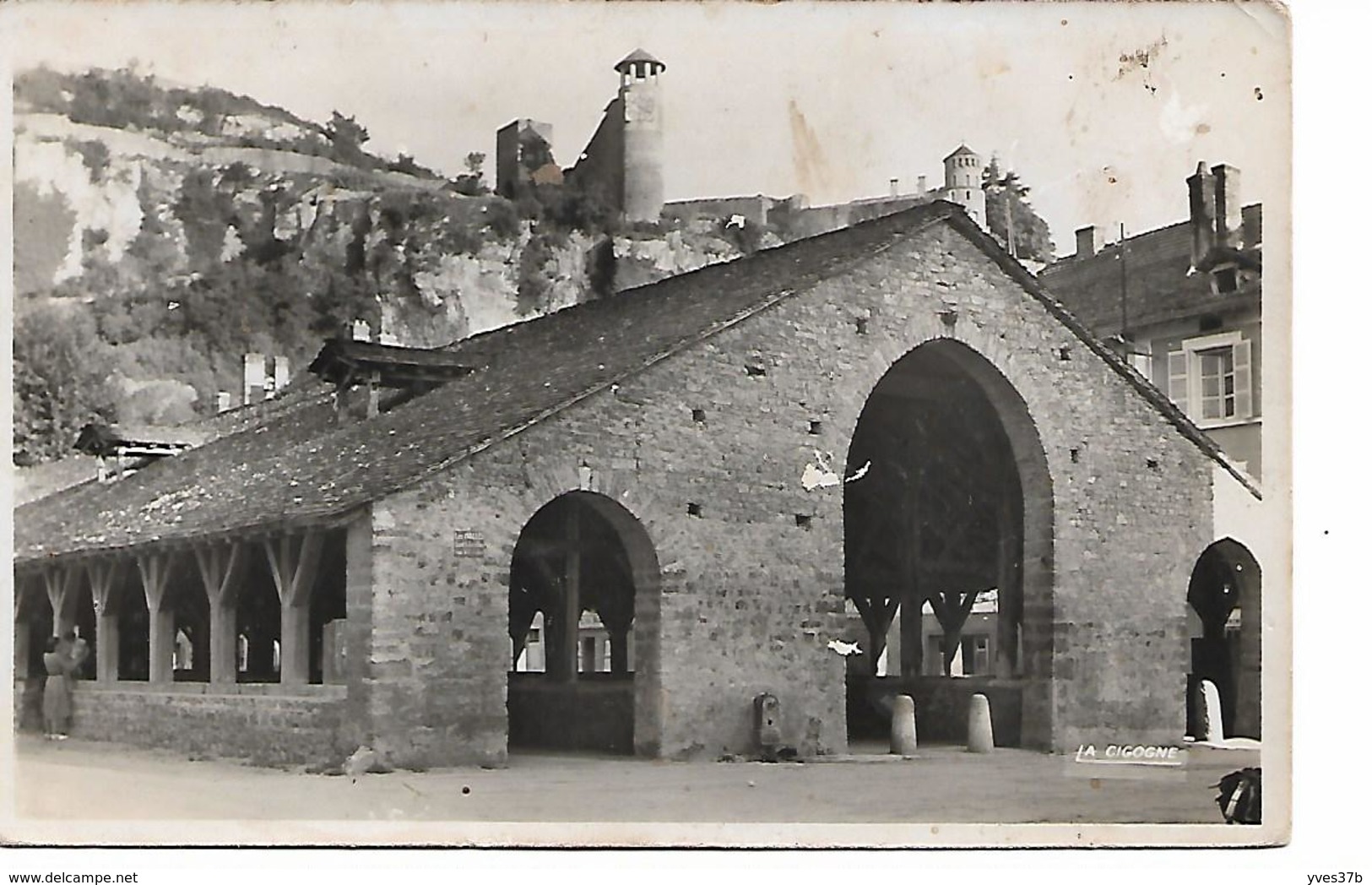 CREMIEU Les Halles Et La Tour De L'Horloge - Crémieu