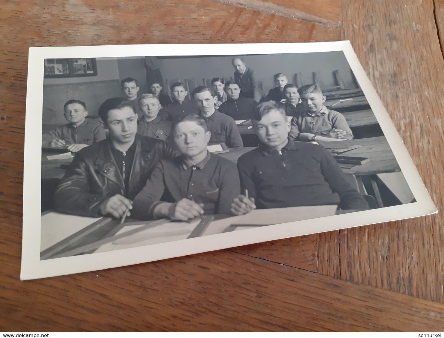 IRGENDWO IN DEUTSCHLAND DAZUMAL - DER HERR LEHRER MIT SEINER BUBENKLASSE IN POSE - SCHULE - 1939 - Anonyme Personen