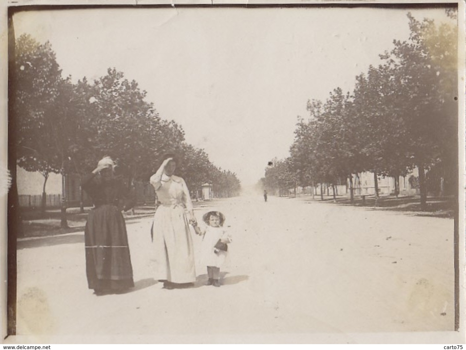 Photographie - Mère Grand-mère Et Fillete Poupée - Parc Mail - Ville à Situer - Fotografie