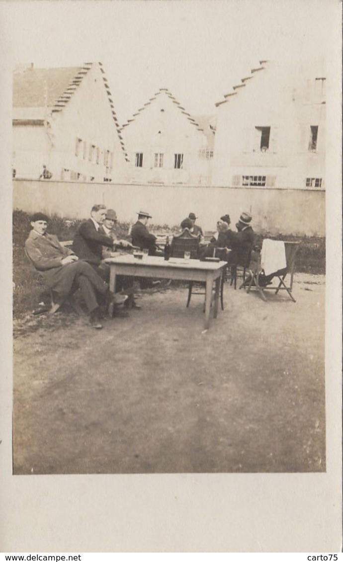 Photographie - Carte-photo - Personnages Attablés - Jardin - Maison - Belgique - Pays-Bas ? - Fotografie