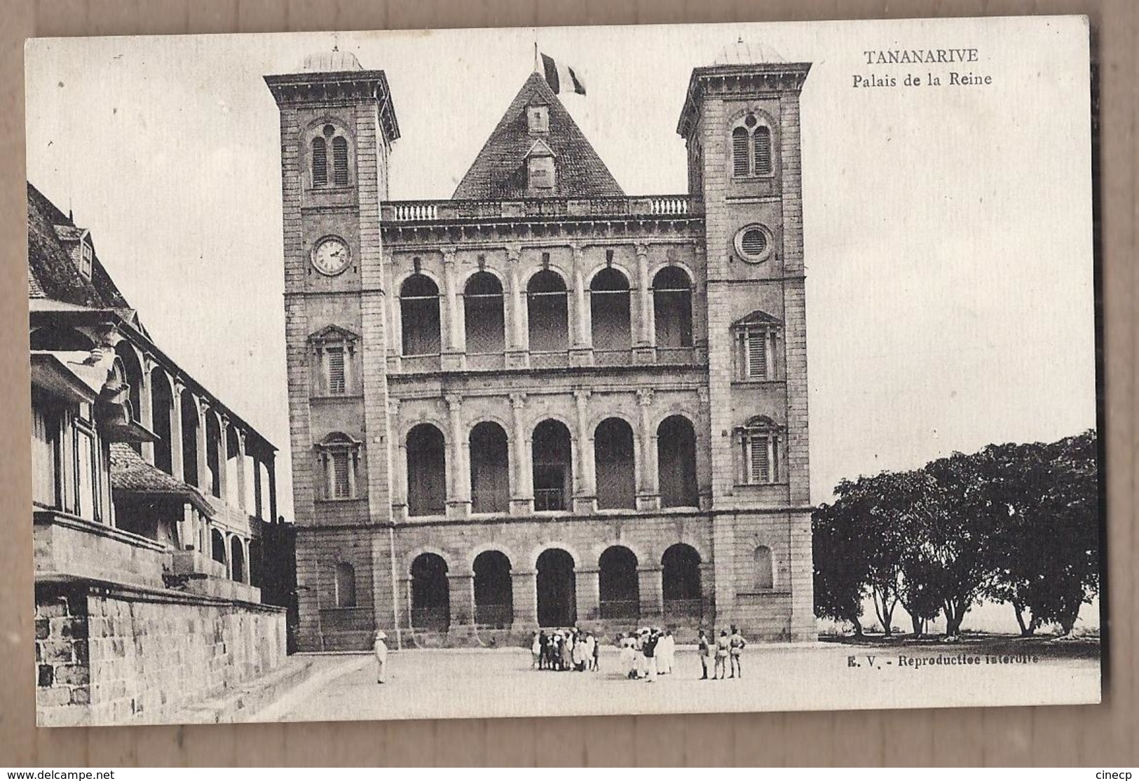 CPA MADAGASCAR - TANANARIVE - Palais De La Reine - TB PLAN EDIFICE Et Sa Façade + Animation Devant - Madagascar