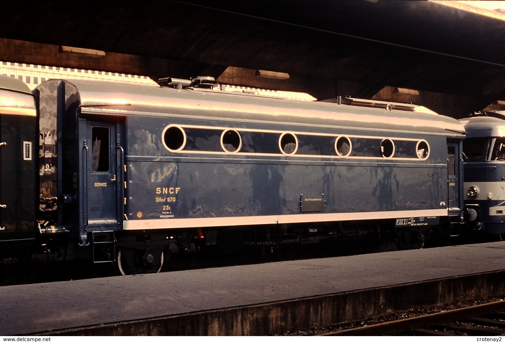 Photo Diapo Diapositive Slide Train Wagon Fourgon Chaudière SNCF SHMf  Pour Locomotive Diesel En 1964 VOIR ZOOM - Diapositive