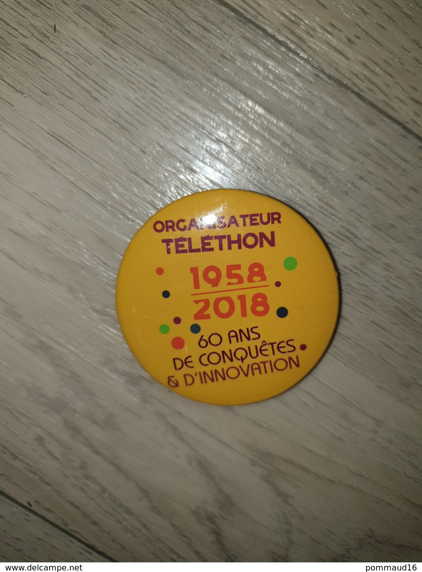 Badge à épingle Téléthon 1958-2018, 60 Ans De Conquêtes & D'innovation - Autres & Non Classés
