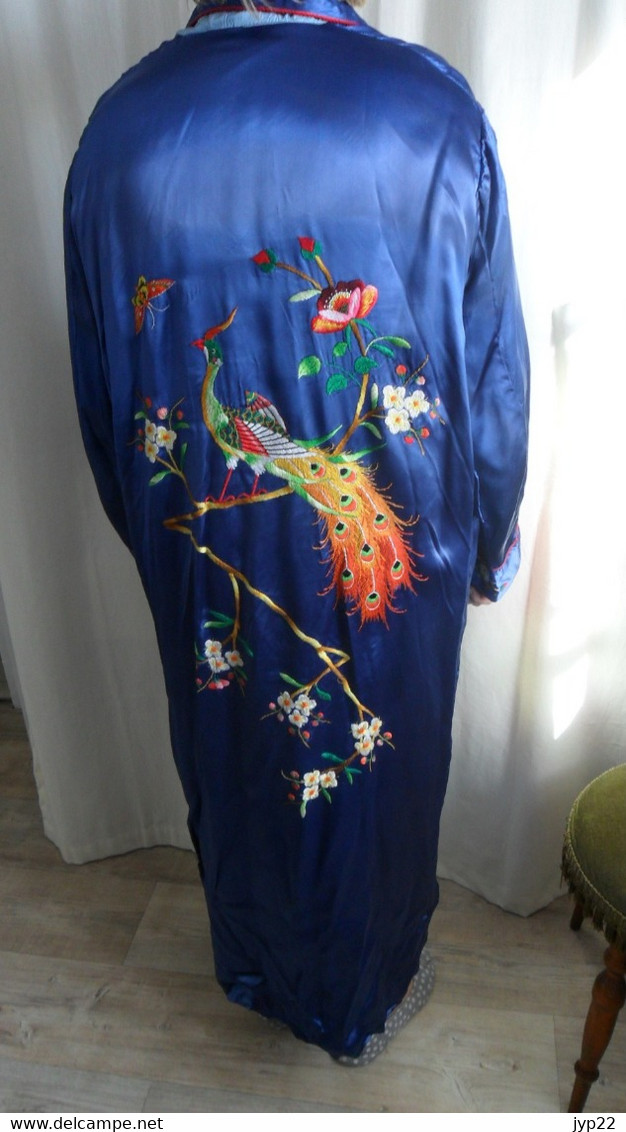 Kimono Robe De Chambre Brodé Main ? Origine Indochine 1954 Environ - Paon Fleurs Papillon ... ((*_*)) ... Superbe !! - Autres & Non Classés