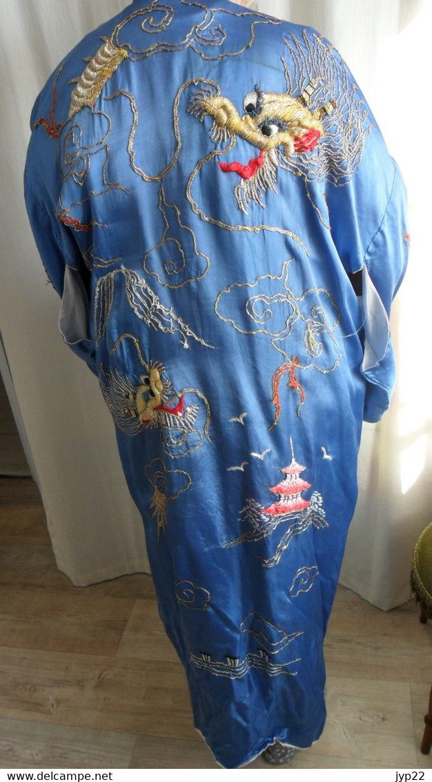 Kimono Robe De Chambre Brodé Main ? Origine Indochine 1954 Environ Dragon Pagode Cerf-volant ?... ((*_*)) ... Superbe !! - Autres & Non Classés