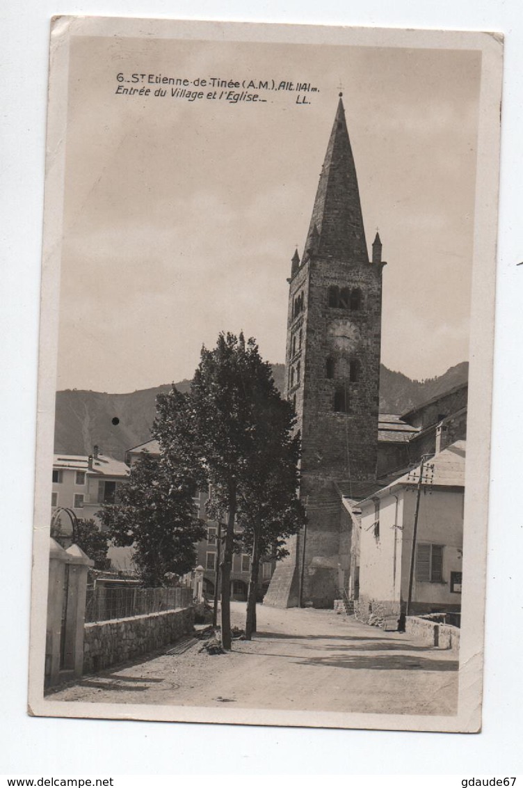 SAINT ETIENNE DE TINEE (06) - ENTREE DU VILLAGE ET L'EGLISE - Saint-Etienne-de-Tinée