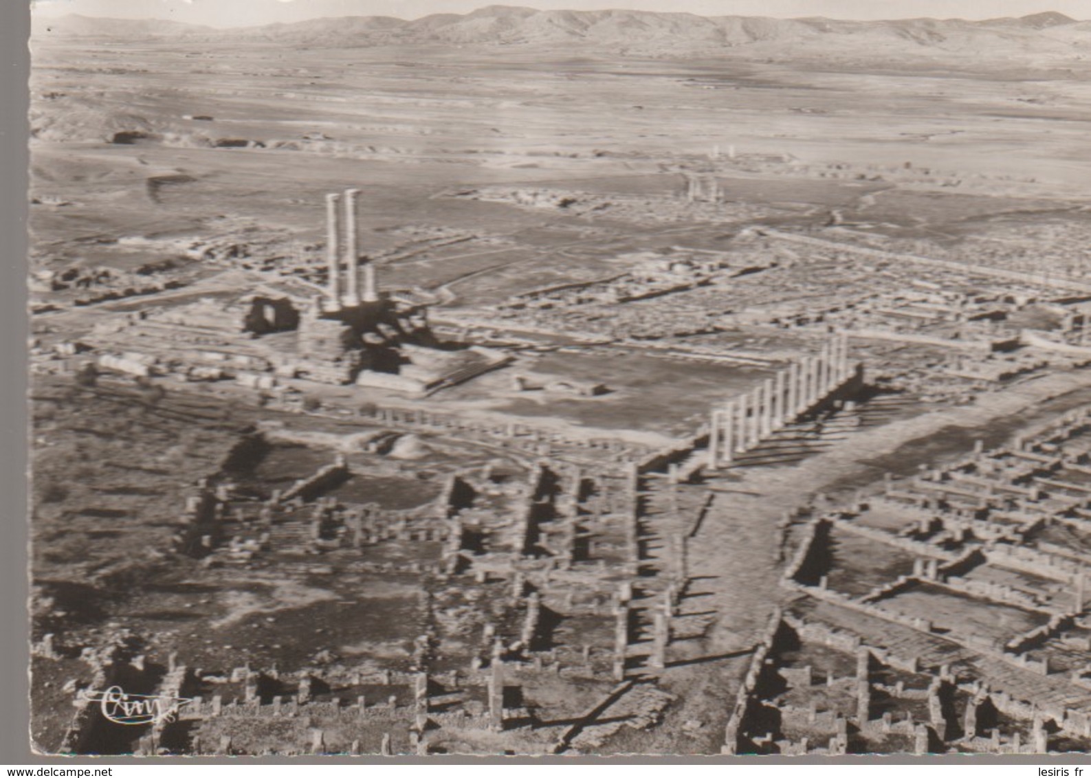 C. P. - PHOTO - TIMGAD - CONSTANTINE - VUE PANORAMIQUE AERIENNE SUR LES RUINES ROMAINES - 4 A - CIM - Otros & Sin Clasificación