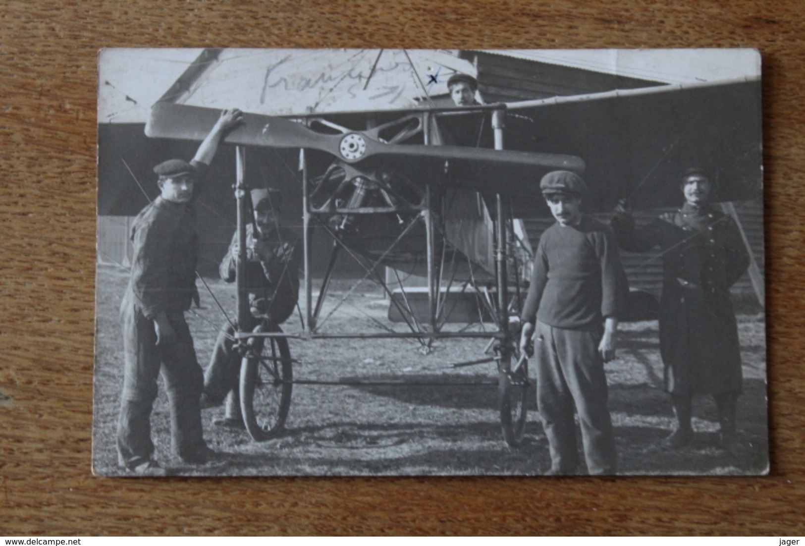 CARTE PHOTO PILOTE DANS SON AVION ET MECANICIENS  PRECURSEUR - Aviateurs