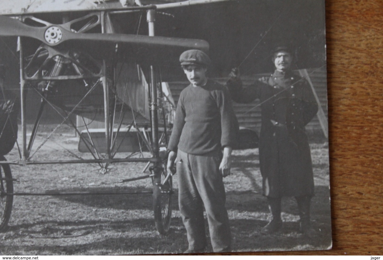 CARTE PHOTO PILOTE DANS SON AVION ET MECANICIENS  PRECURSEUR - Aviateurs