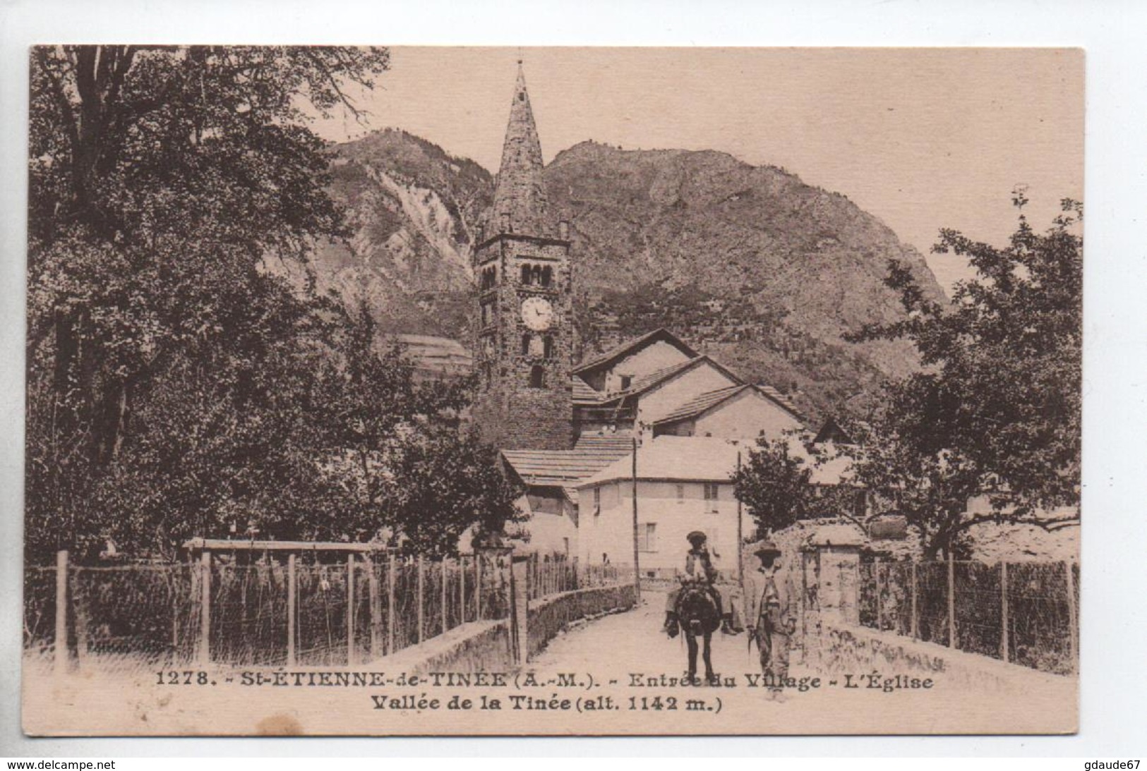 SAINT ETIENNE DE TINEE (06) - ENTREE DU VILLAGE - L'EGLISE - Saint-Etienne-de-Tinée