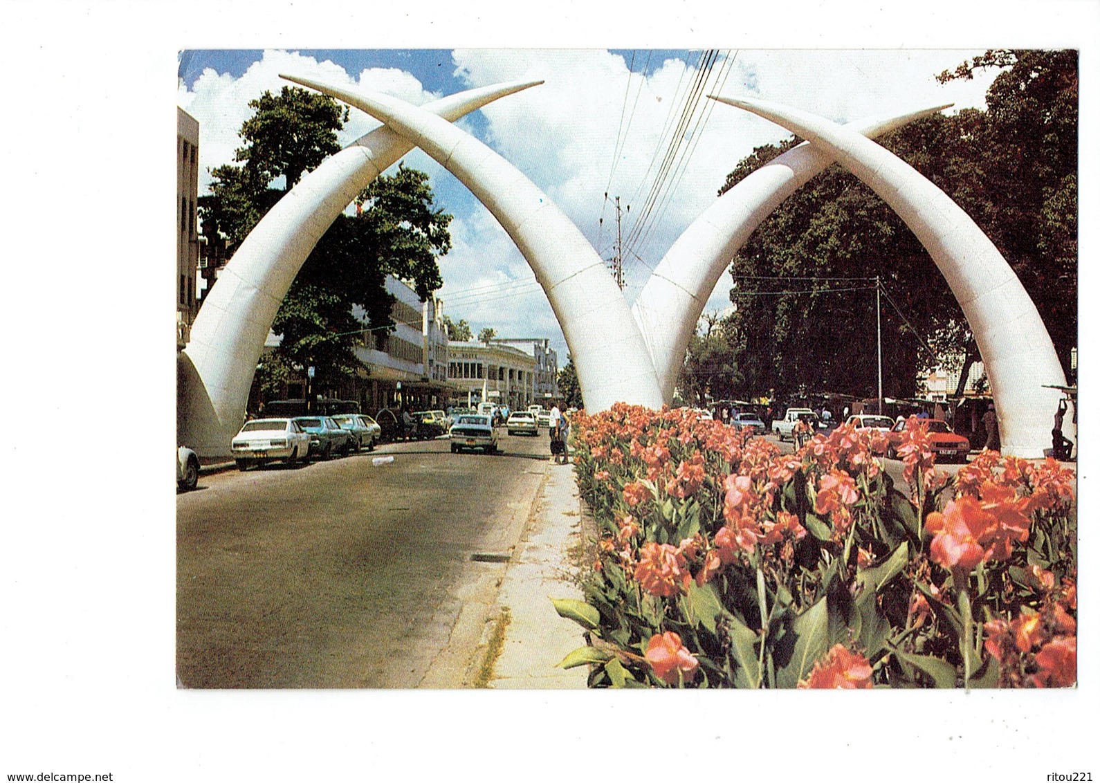 Cpm - Kenya - Tusks In Mombasa - Rue Voitures Défense D'éléphant - - Kenya