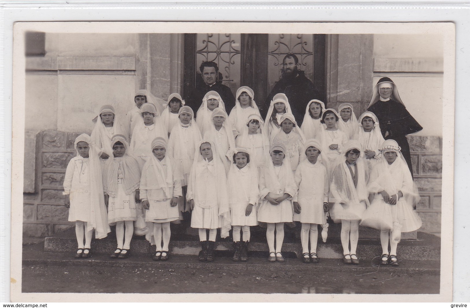 Premières Communiantes Dans Un Village De La Gruyère, Entourées De La Soeur Enseignante, Du Curé Et D'un Capucin - Autres & Non Classés