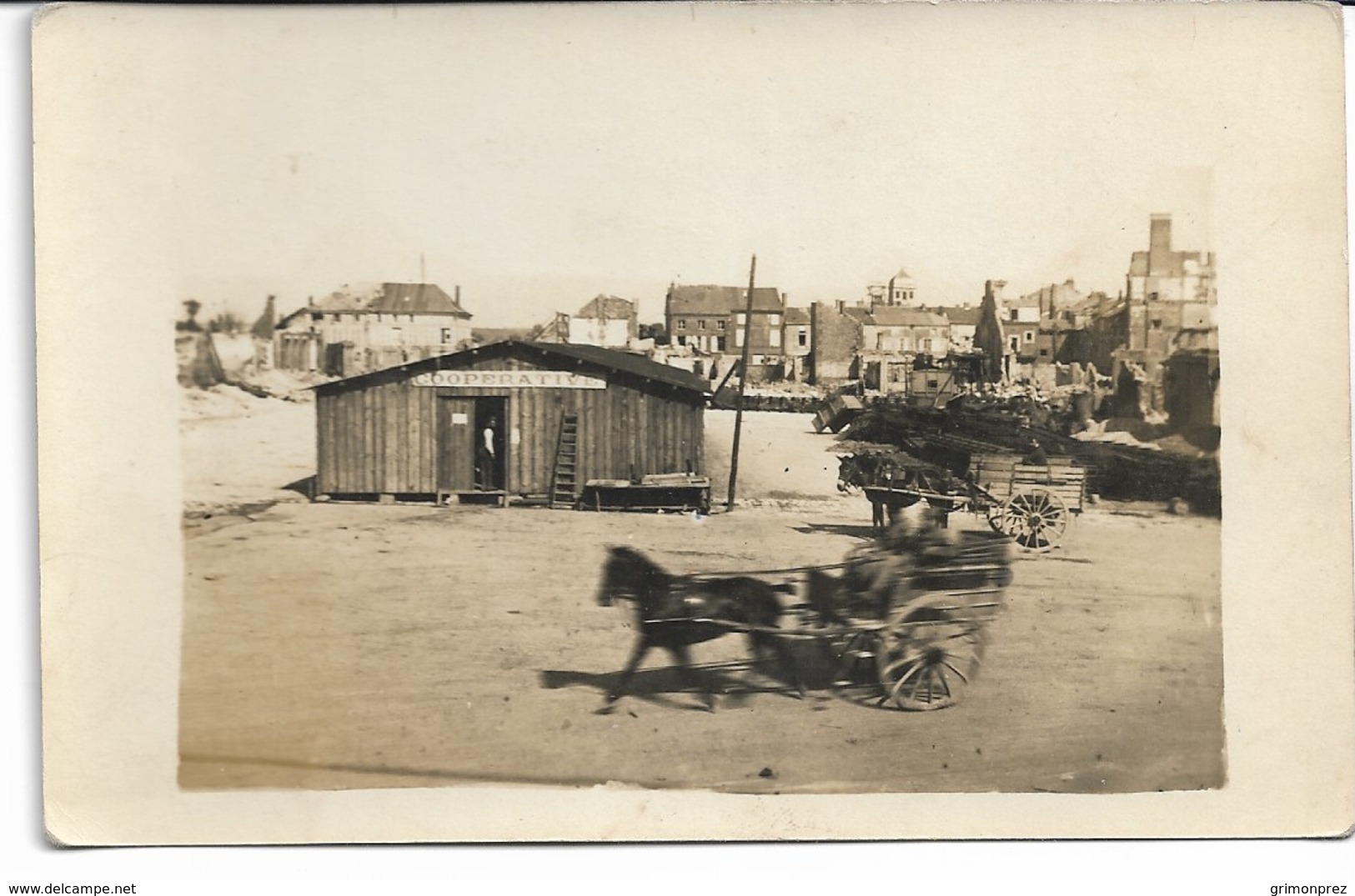 CARTE-PHOTO 08 ARDENNES VOUZIERS Etat De La Commune Après La Guerre -La Coopérative ,Attelages - Vouziers