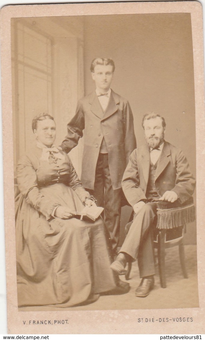 Photographie CDV Carte De Visite Photo De Famille Personnages Anonymes (89) SAINT DIE DES VOSGES Photographe V. FRANCK - Personnes Anonymes