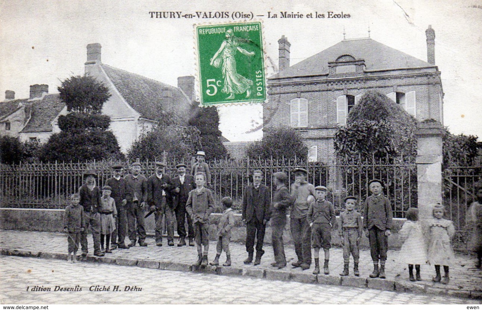 Thury-en-Valois. La Mairie Et Les Ecoles. (Très Animée) - Autres & Non Classés